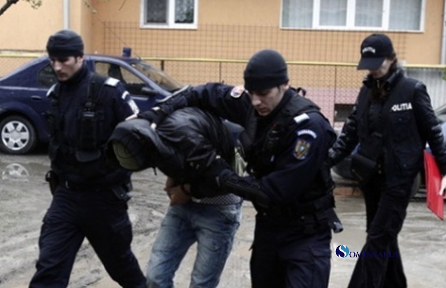 Bărbatul a fost reţinut după ce în apartamentul său au intrat în forţă angajaţii Brigăzii cu destinaţie specială FULGER a MAI.