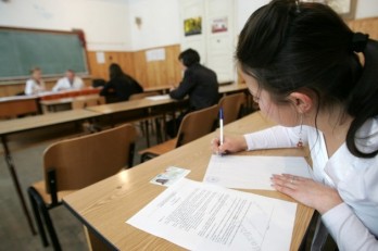 Тесты за учащихся решали за опечатанными снаружи дверьми.