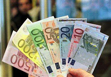 În opinia observatorilor, utilizarea grafiei chirilice pe noile bancnote ale valutei europene denotă ambiţiile euro în calitate de valută mondială principală.