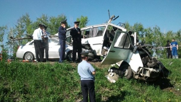 Cel puţin zece persoane au murit, marţi, în urma coliziunii între un microbuz şi un camion în regiunea Penza.
