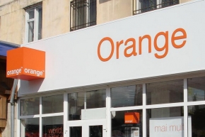 Неизвестные лица, разбив окно входной двери, проникли в магазин Orange, и похитили мобильные телефоны различных моделей.