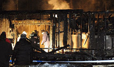 Potrivit pompierilor, cauzele incendiului şi prejudiciul cauzat deocamdată nu sunt cunoscute. 