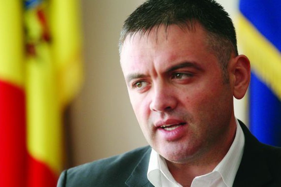 "О какой объективности может идти речь, когда конкурс организован политиками, которые рассматривают кандидатуру кандидата через политическую призму?"- подчеркнул директор.