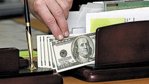 Мужчина взял деньги, но так и не выполнил обещание помочь в трудоустройстве в правоохранительные органы. Фото: t2.gstatic.com