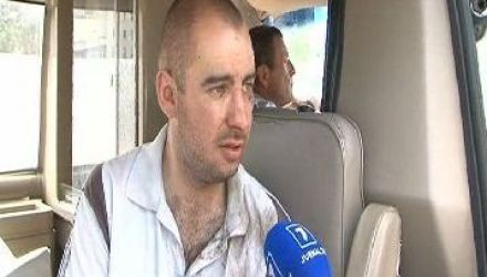 Bărbatul a fost transportat la spital. Poliția investighează cazul.