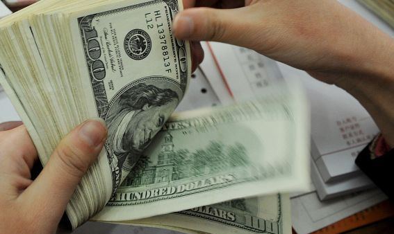 Десятки тысяч долларов, евро и леев обнаружили сегодня сотрудники НЦБК в рабочем сейфе Эдуарда Бэнэрука.