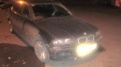 În urma controlului, poliţiştii au constatat că bărbații deţineau împuterniciri notariale false asupra mijloacelor de transport. Foto: border.gov.md