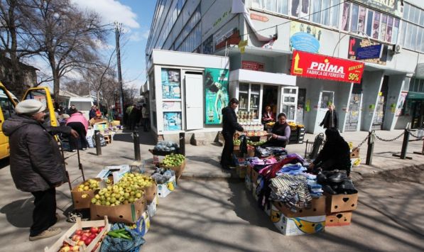 Primarul Capitalei cere ca până la 31 decembrie 2013 să nu mai existe gherete şi tarabe în apropierea pieţelor.