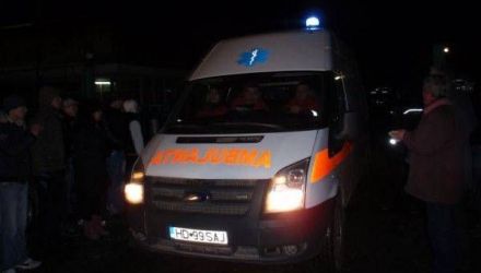 Potrivit primelor informații ale anchetatorilor, tânărul ar mai fi rănit alte trei persoane care au sărit în ajutorul tinerei