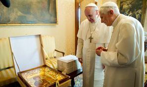 Papa Francisc a ajuns sâmbătă, în jurul prânzului, la Castel Gandolfo, reşedinţa estivală a papilor din apropierea Romei. 