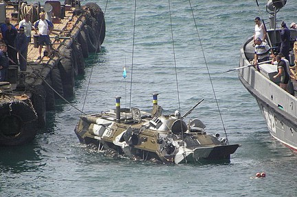 БТР смогли поднять с морского дна с помощью крана. Фото: news.rambler.ru 