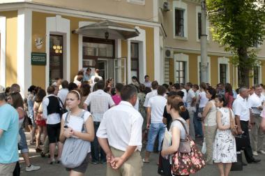 De asemenea, instituţiile de învăţămînt superior au obligaţia să restituie, în cel mult 48 de ore de la depunerea cererii şi necondiţionat