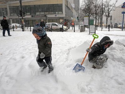 Aproximativ 30 de centimetri de zăpadă acoperă mare parte din Polonia, în timp ce temperaturile se situează în jurul valorii de 0 grade Celsius.