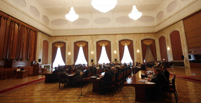 Poziţia a treia este împărţită de două comisii, care s-au întrunit anul trecut de 38 de ori fiecare