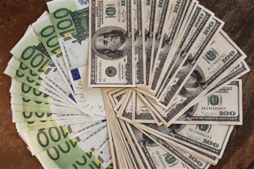 La fel, în creștere este și dolarul american.