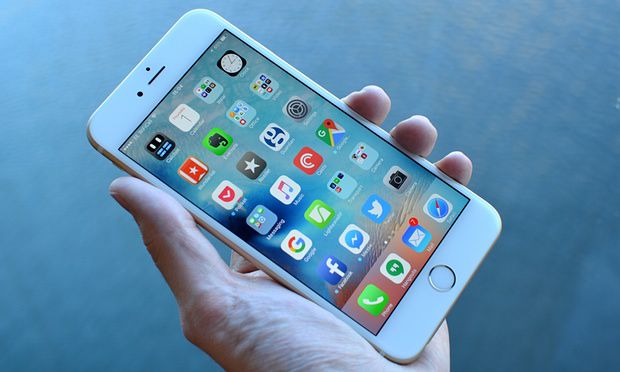 iPhone 6s стал лучшим смартфоном 2015 года по версии авторитетного издания PhoneArena. Фото: theguardian.com