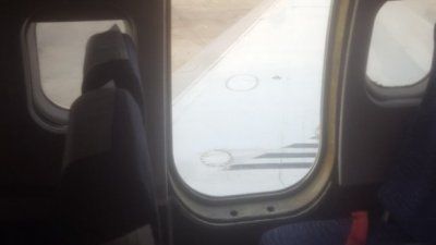 Panică la bord. Ușa avionului s-a desprins în timpul aterizării