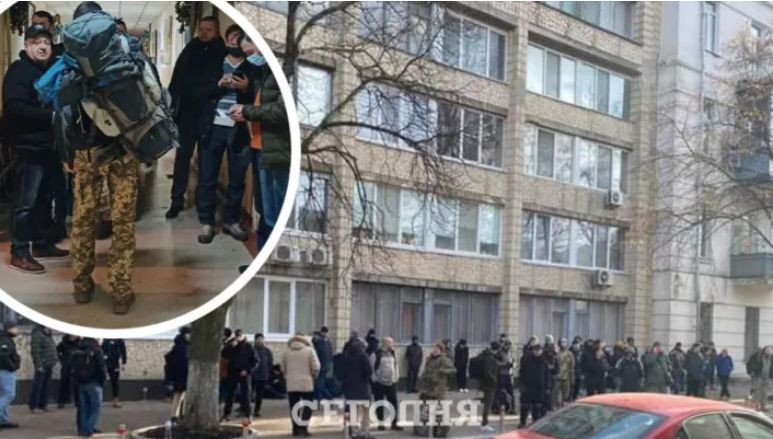 Украинцы возвращаются из-за границы, чтобы защищать страну.