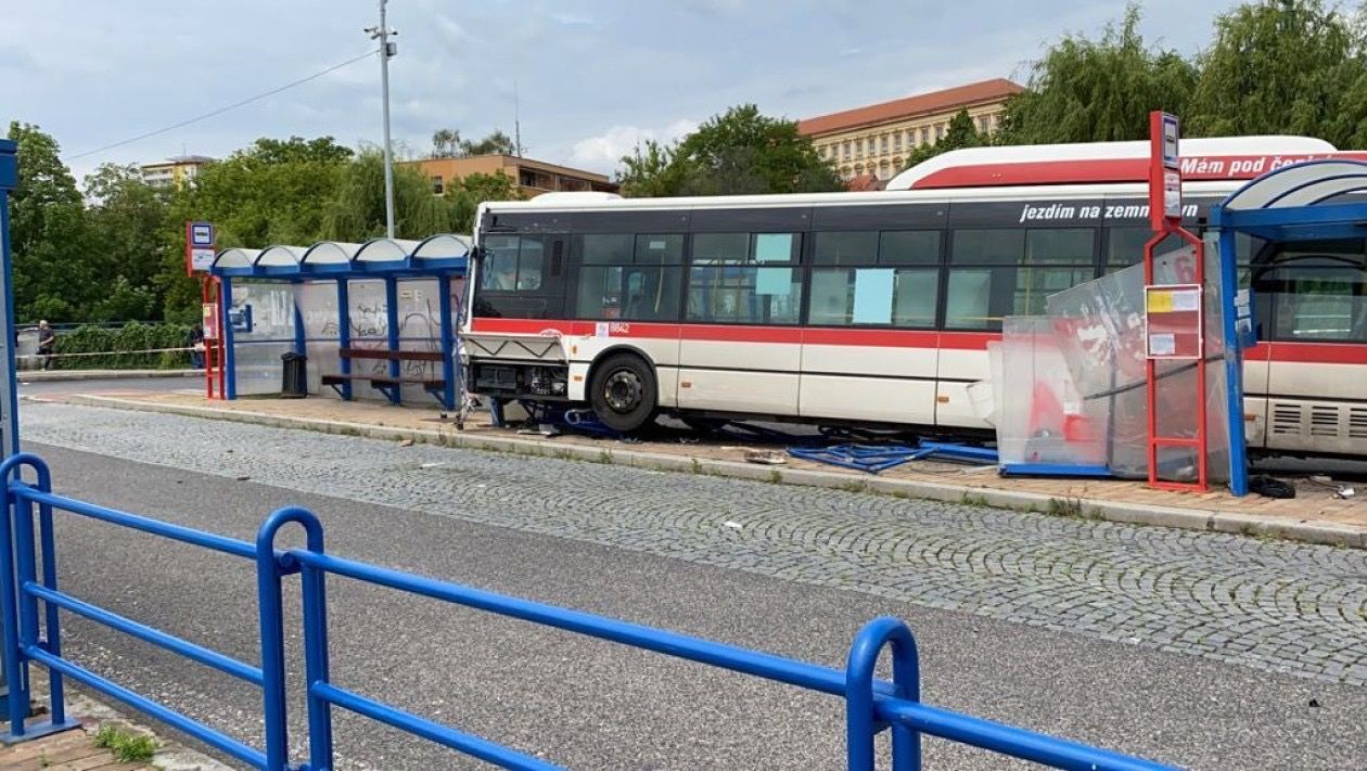 В Чехии автобус врезался в остановку.