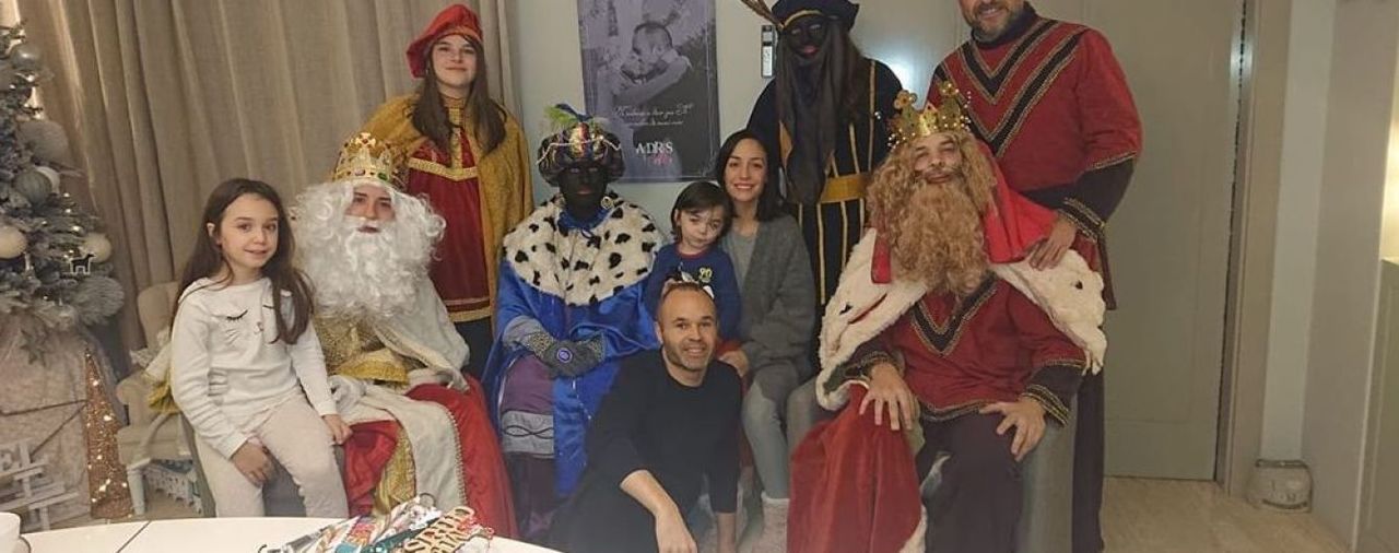 Испанец выложил в Instagram фото, на котором он в компании семьи и друзей празднует Богоявление.