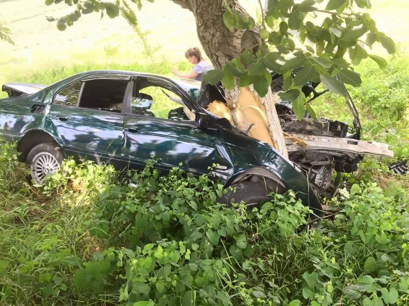Un șofer a ajuns la spital cu multiple traumatisme, iar automobilul acestuia a fost făcut zob. Foto: Smotra.md