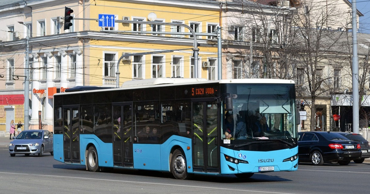 Moarte subită într-un autobuz din Chișinău: Un bărbat a decedat în drum spre serviciu.