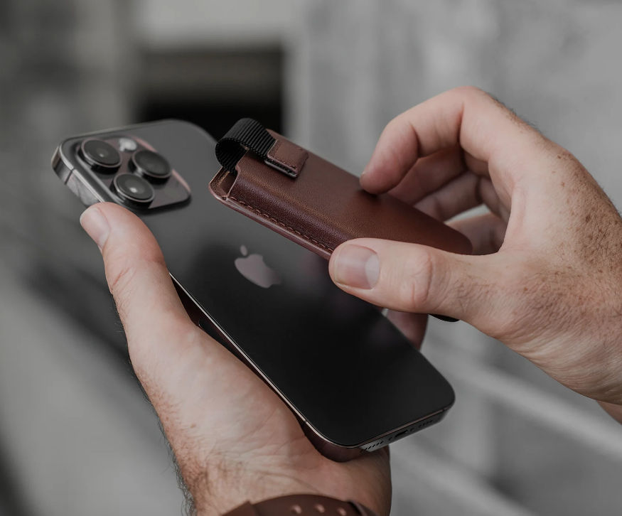 Apple разрабатывает умный кошелек, который предупредит о забытой карте.