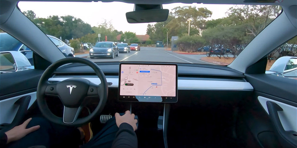 Владелец Tesla дистанционно запер угонщика в электрокаре.