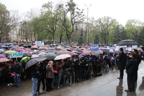 Около 2 тысяч человек в пятницу продолжили протест с требованием повысить зарплаты преподавателям.