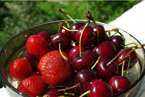 Căpşunele şi cireşele, tot mai puţine şi mai scumpe. 