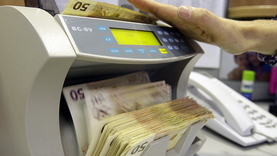 Din primele surse recuperate să presupunem 100 de milioane, compania Kroll vrea să îi rămână aproape 60 de milioane.