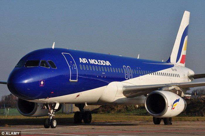 Un cuplu care zbura cu Air Moldova a furat cheia de la ieșirea de urgență a avionului. Foto: dailymail.co.uk