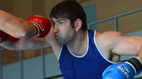 Luptătorul din Moldova Maxim Bolotov este ameninţat de adversarul său de la Gala KOK, Dmitri Bezus. Foto: publika.md