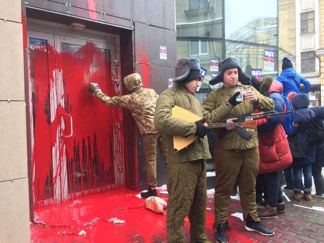 Сотрудники правоохранительных органов не стали задерживать участников акции.