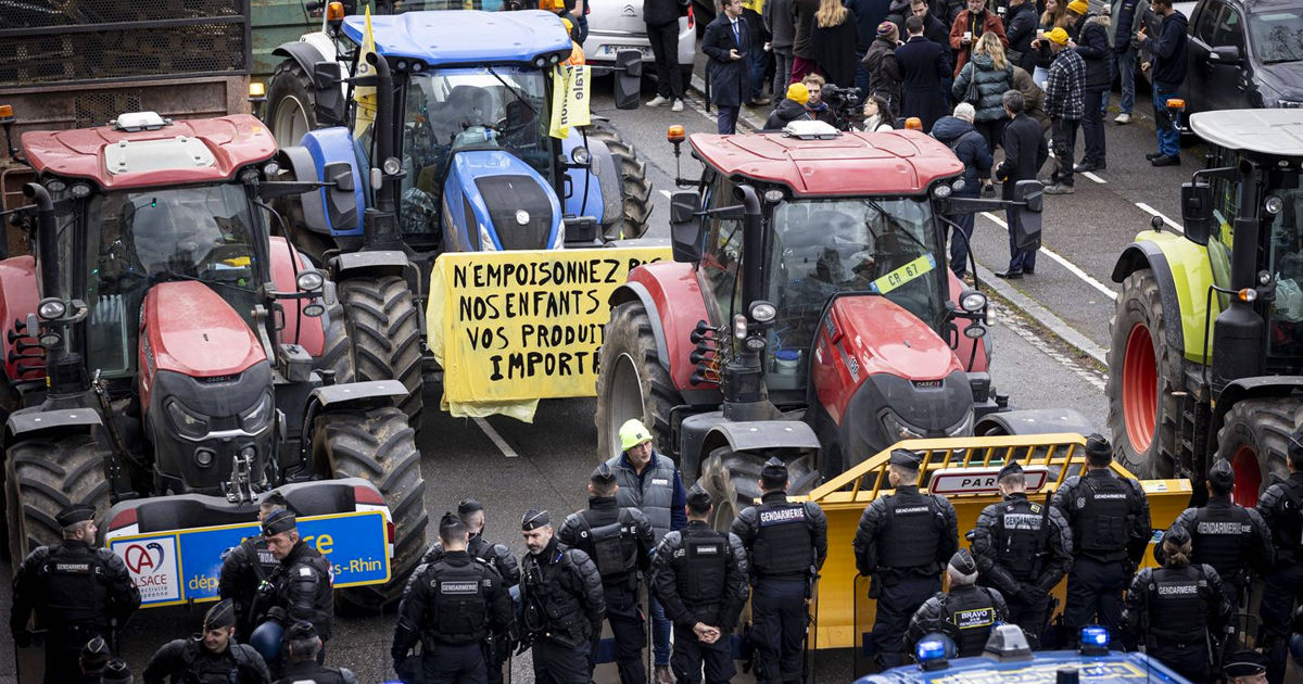 Grupuri de fermieri au încercat să blocheze drumurile din jurul Parisului în semn de protest.