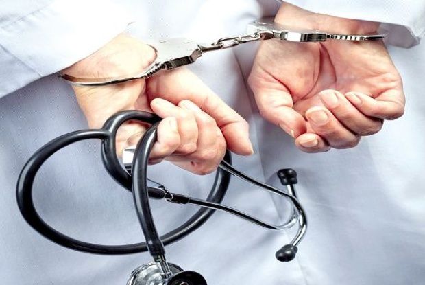 Medic-ginecolog de la un spital privat din capitală, trimis în judecată pentru neglijență în serviciu.