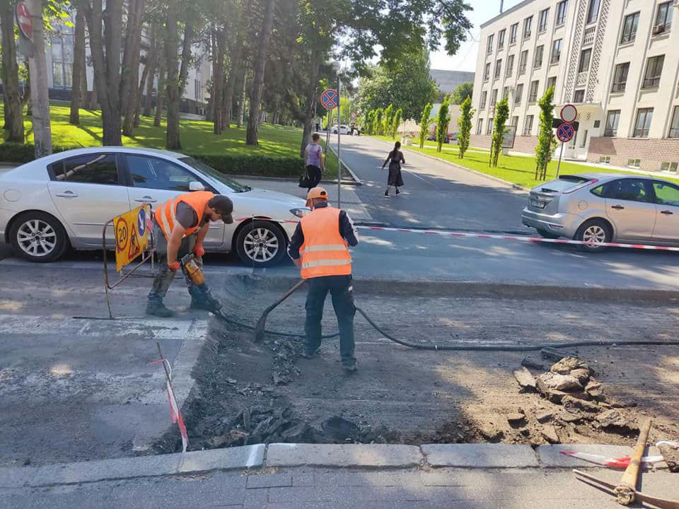 В Кишиневе продолжаются работы по укреплению дороги в районе остановок.