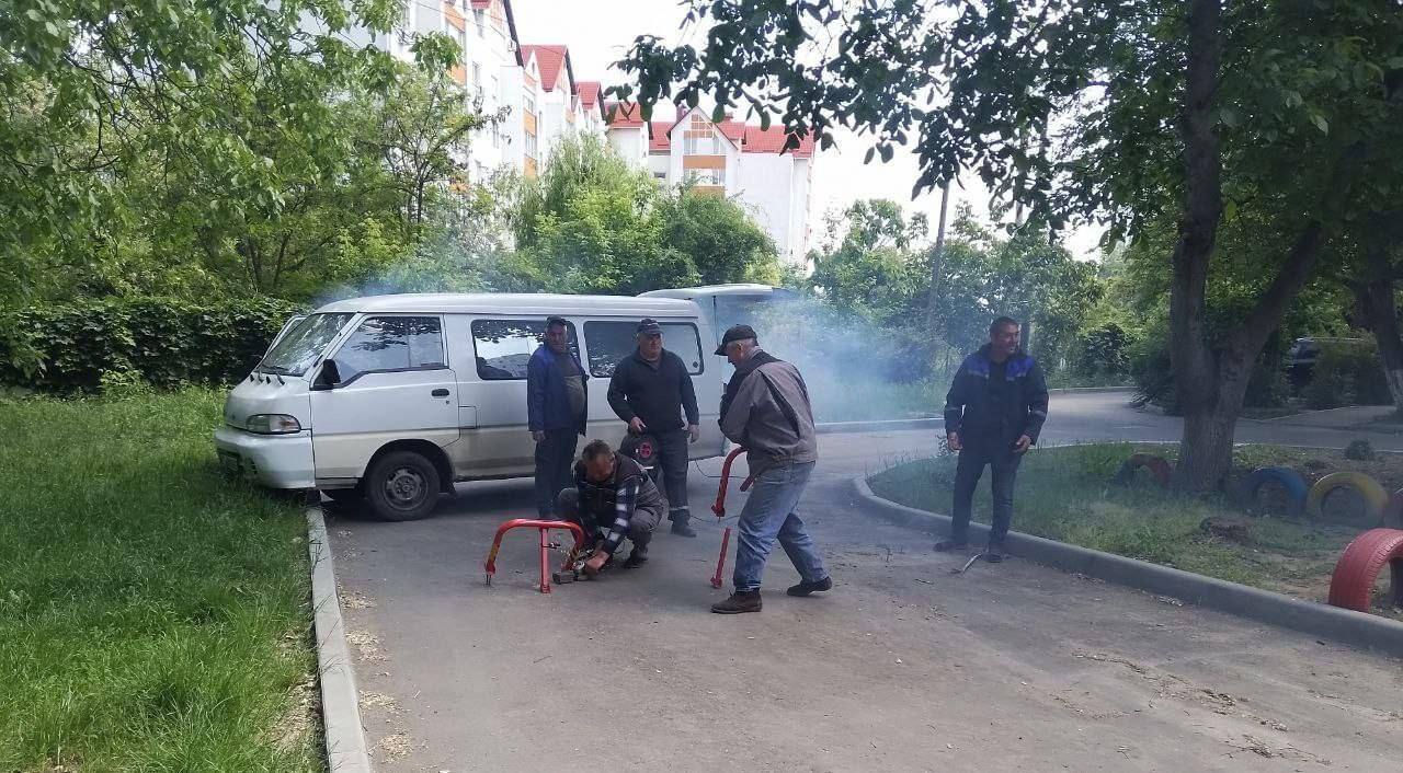 В столице демонтировали незаконно установленные противопарковочные элементы.