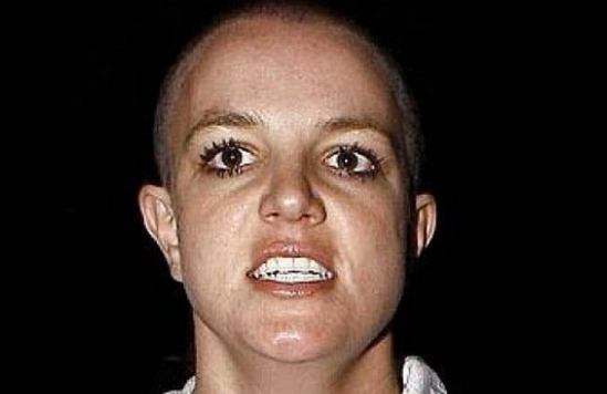 Navele ce tranzitează coasta de est a Africii folosesc hiturile lui Britney Spears... pentru a se apăra de piraţi.
