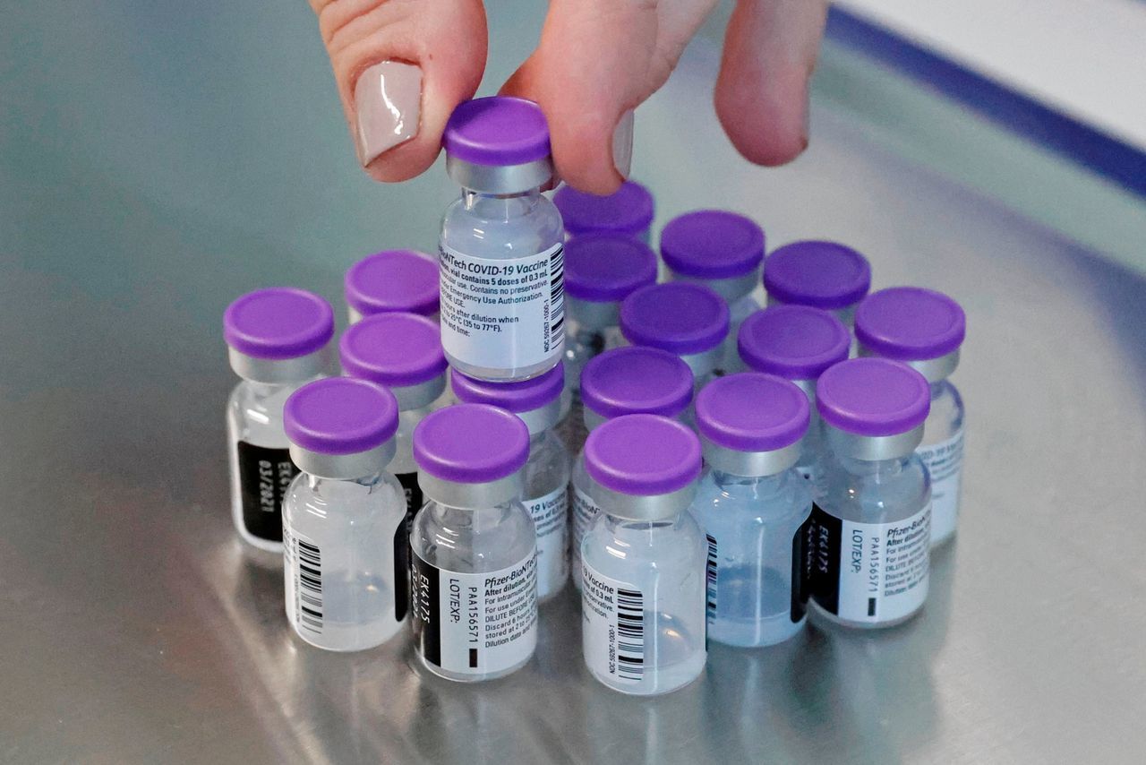 США разрешат использование вакцины Pfizer от COVID-19 для подростков.