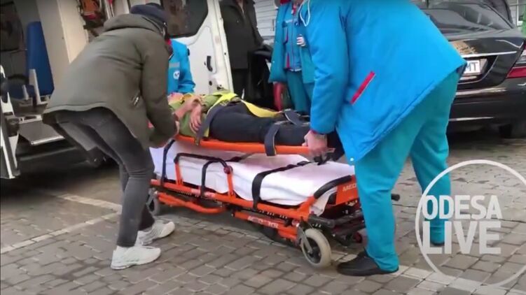 В Одессе мужчина выжил после падения на крышу автомобиля с 23 этажа.