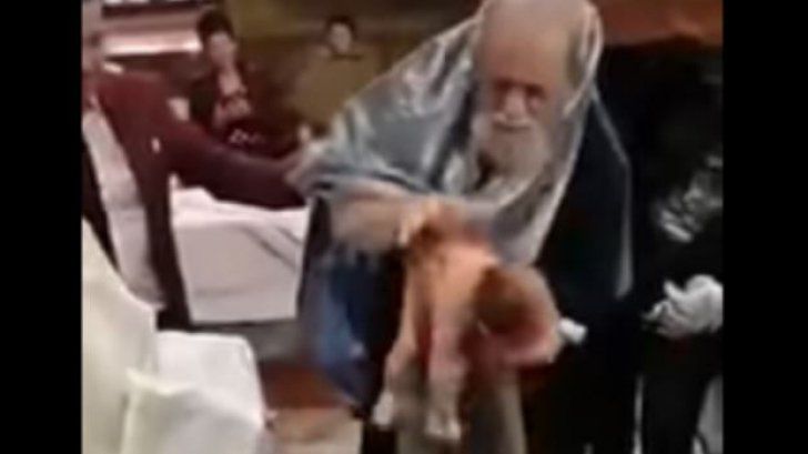 Preotul care a bruscat un bebeluș la botez, suspendat timp de 30 de zile.