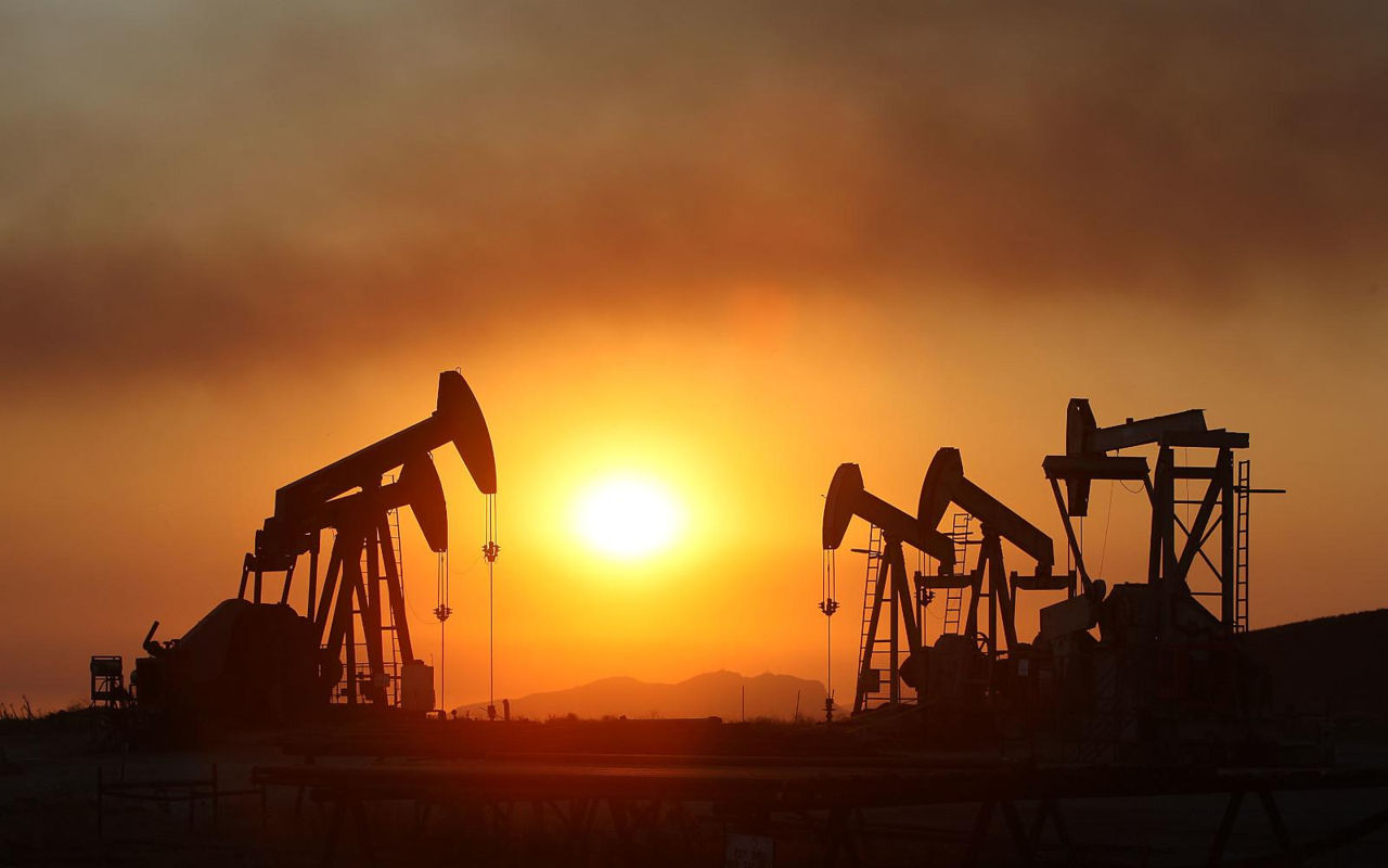 Prețul petrolului a scăzut sub 70 de dolari pe baril, pe fondul unei creșteri record a stocurilor de țiței din SUA.