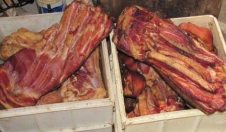Transporta carne afumată în condiţii insalubre din Ucraina în Moldova. Foto: jurnal.md