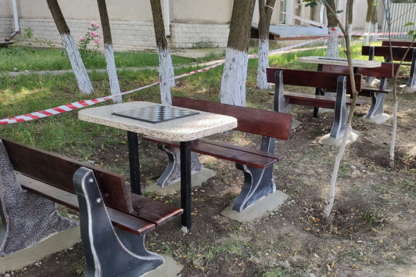 В Комрате создали аллею для игры в шашки и шахматы.