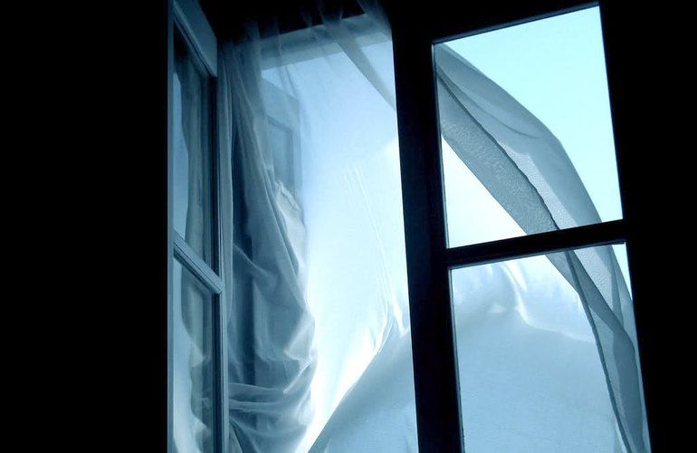 В Резине 20-летняя девушка выпала из окна.