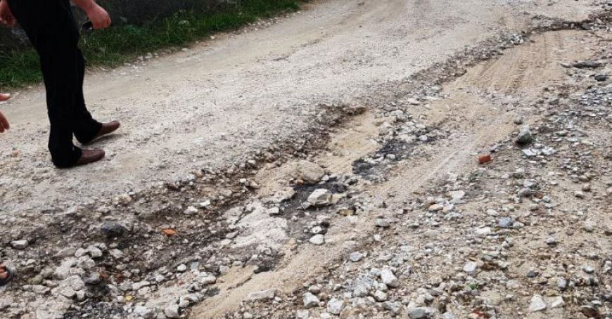 Жители села Воротец жалуются на катастрофическое состояние дороги.