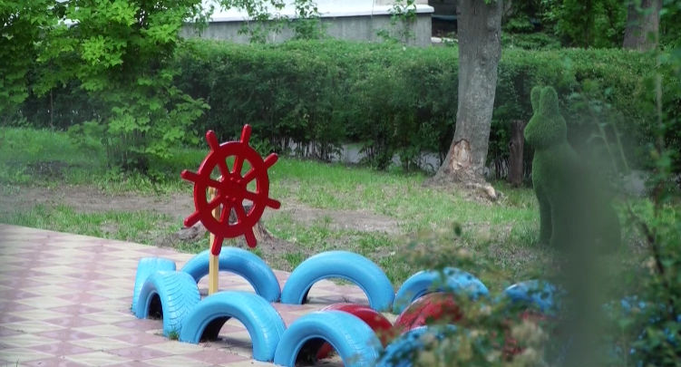 Автопокрышки будут убраны с территорий детсадов.