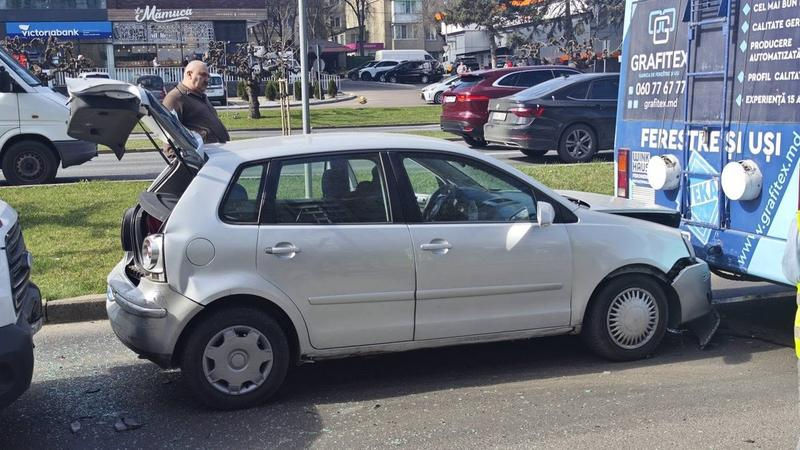 Accident cu implicarea unui troleibuz în Capitală: Unul dintre șoferi, transportat la spital.