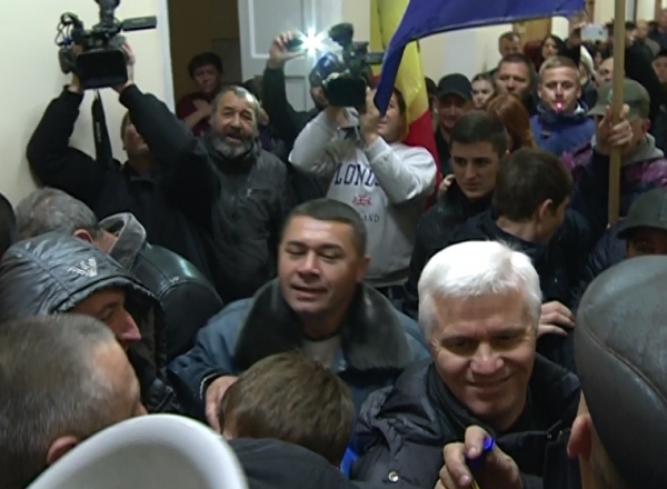 Veteranii razboiului de pe Nistru au dat navala in sediul Primariei pentru a cere dreptul de a-si privatiza apartamentele primite.